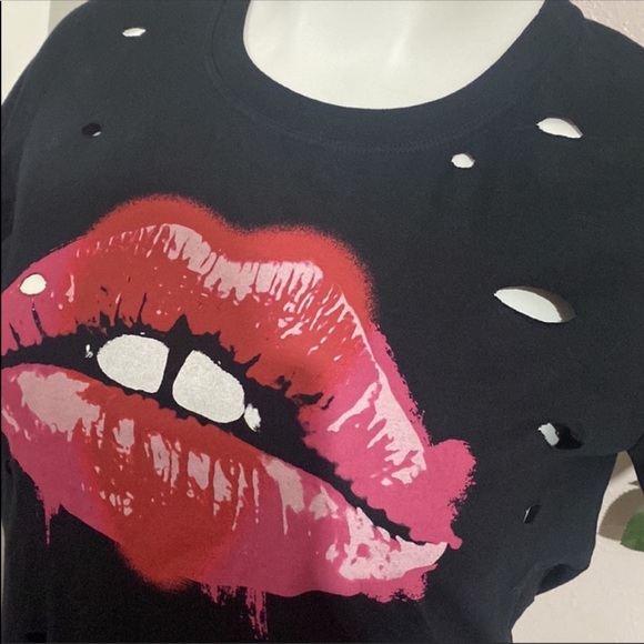 Torrid NWOT Distressed Lips Graphic Crew Neck Tee - Picture 5 of 6